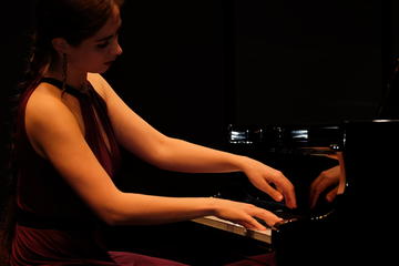Judith Valerie Engel on the piano