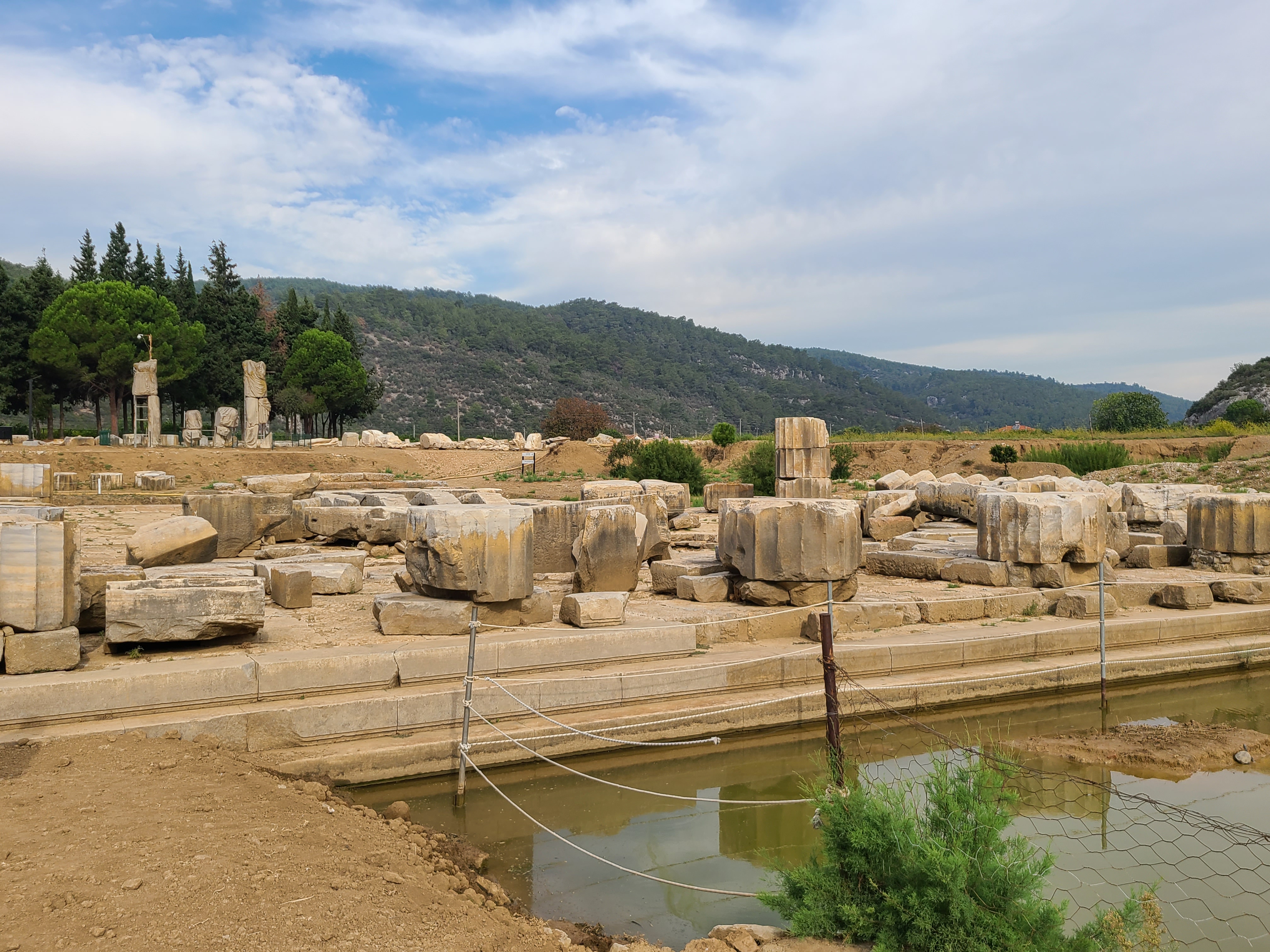The ‘infallible voice’ of Apollo Klarios: prophecies, plagues, and oracular authority in the Roman Empire